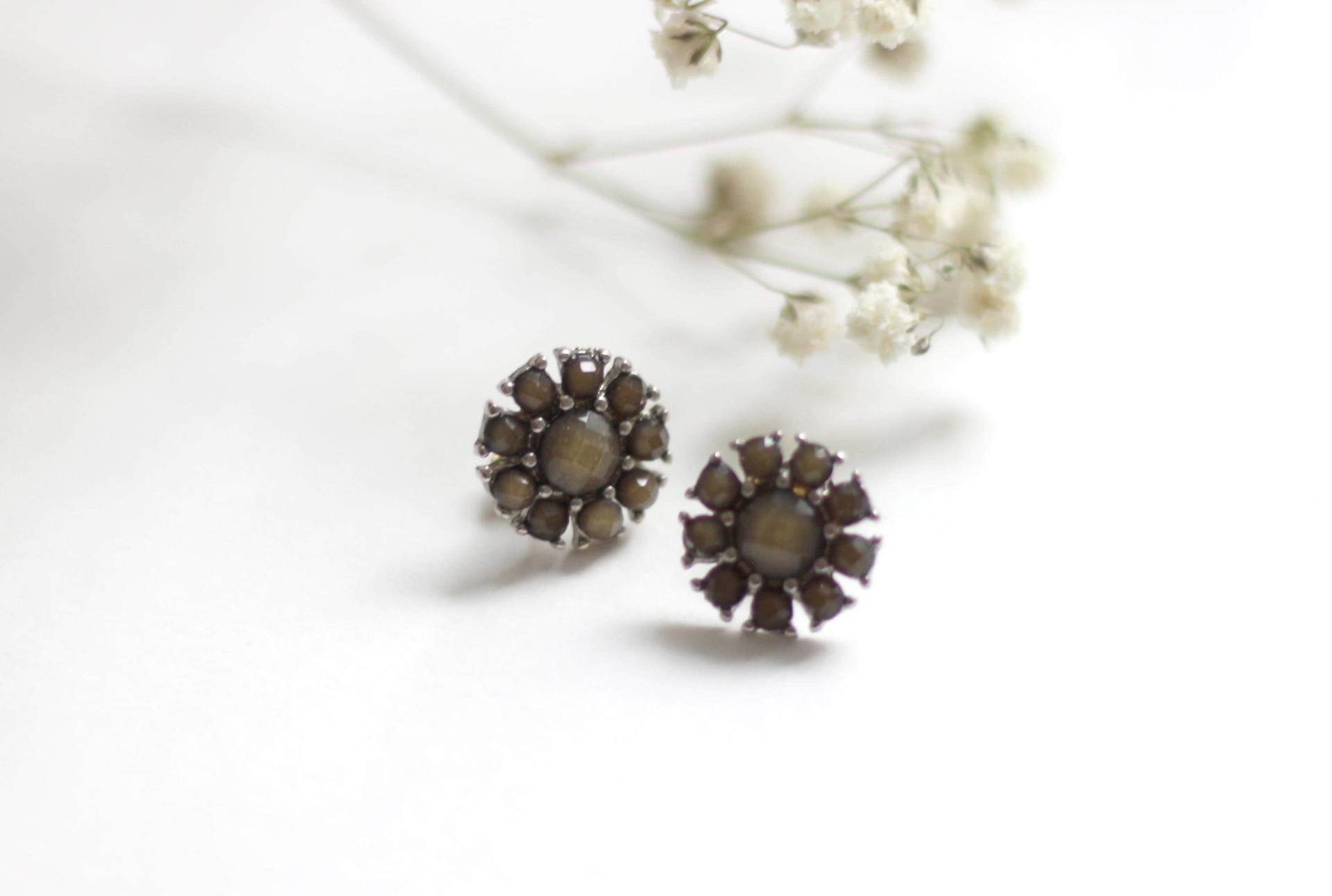 Funkelnde Ohrringe Mit Grau Braunen Steinen, Blumenförmig Funkelnde Ohrringe Mit Grau Braunen Steinen, Blumenförmig von petitebijouterie