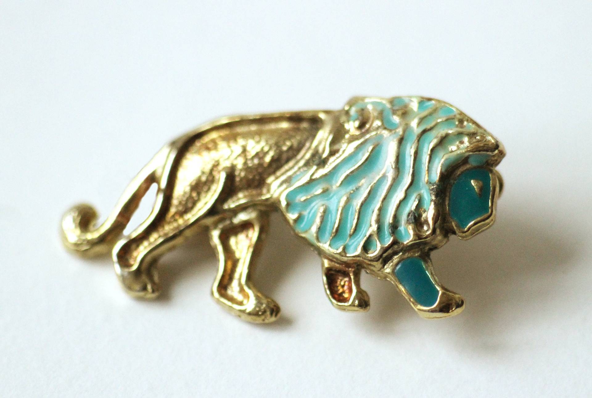 Goldene Löwen-Brosche Mit Blauer Mähne, Sternzeichen Schmuck Goldene Löwen-Brosche Mit Blauer Mähne, Sternzeichen Schmuck von petitebijouterie