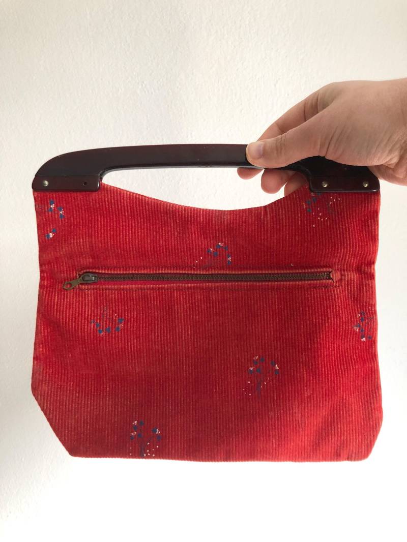 Rote Retro Handtasche Aus Cord, Portemonnaie Mit Blauen Blumen von petitebijouterie