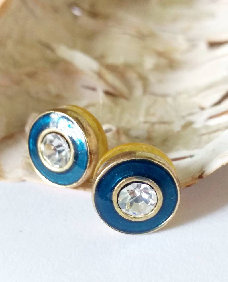 Runde, Goldene Ohrringe Aus Metall Mit Dunkelblauem Rand Und Einem Kristall von petitebijouterie