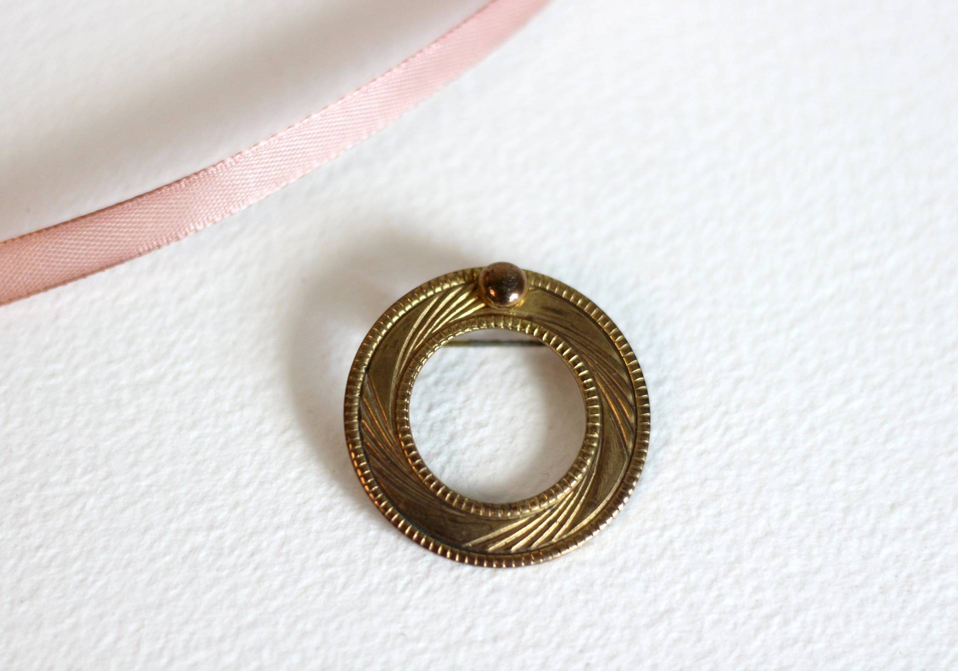 Runde Vintage Messingbrosche, Elegant Graviert, 1950Er Jahre Schmuck, Goldfarben Runde Vintage Messingbrosche, Elegant Graviert, 1950Er Jahre Schmuck, Goldfarben von petitebijouterie