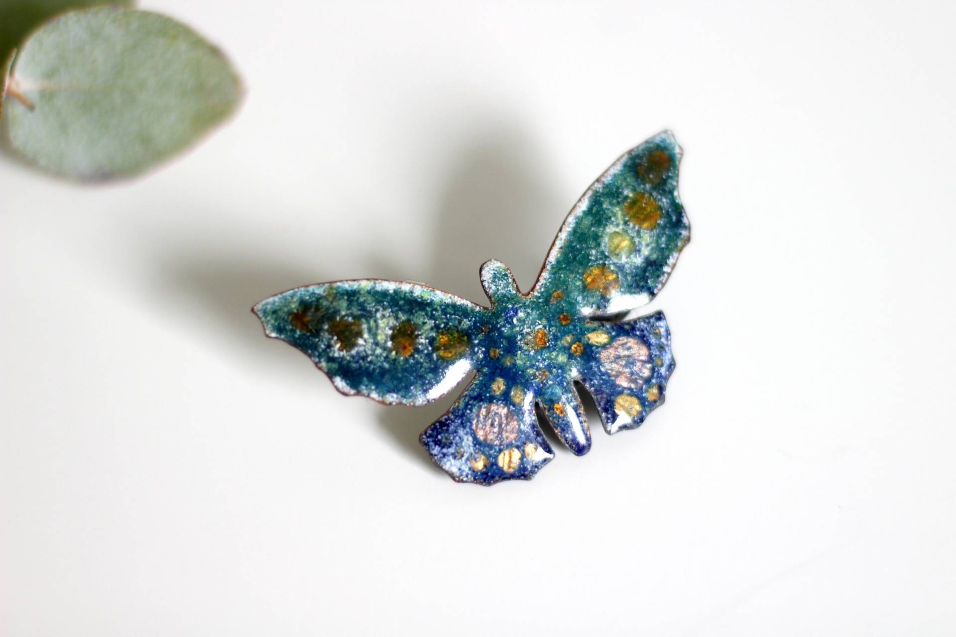 Seltenes Designobjekt Nora Grill Emaillebrosche Blauer Schmetterling, Aus Den 1950Er-Jahren, Grill Wien Seltenes Designobjekt Nora Grill Emaillebrosche Blauer Schmetterling, Aus Den 1950Er-Jahren, Grill Wien von petitebijouterie