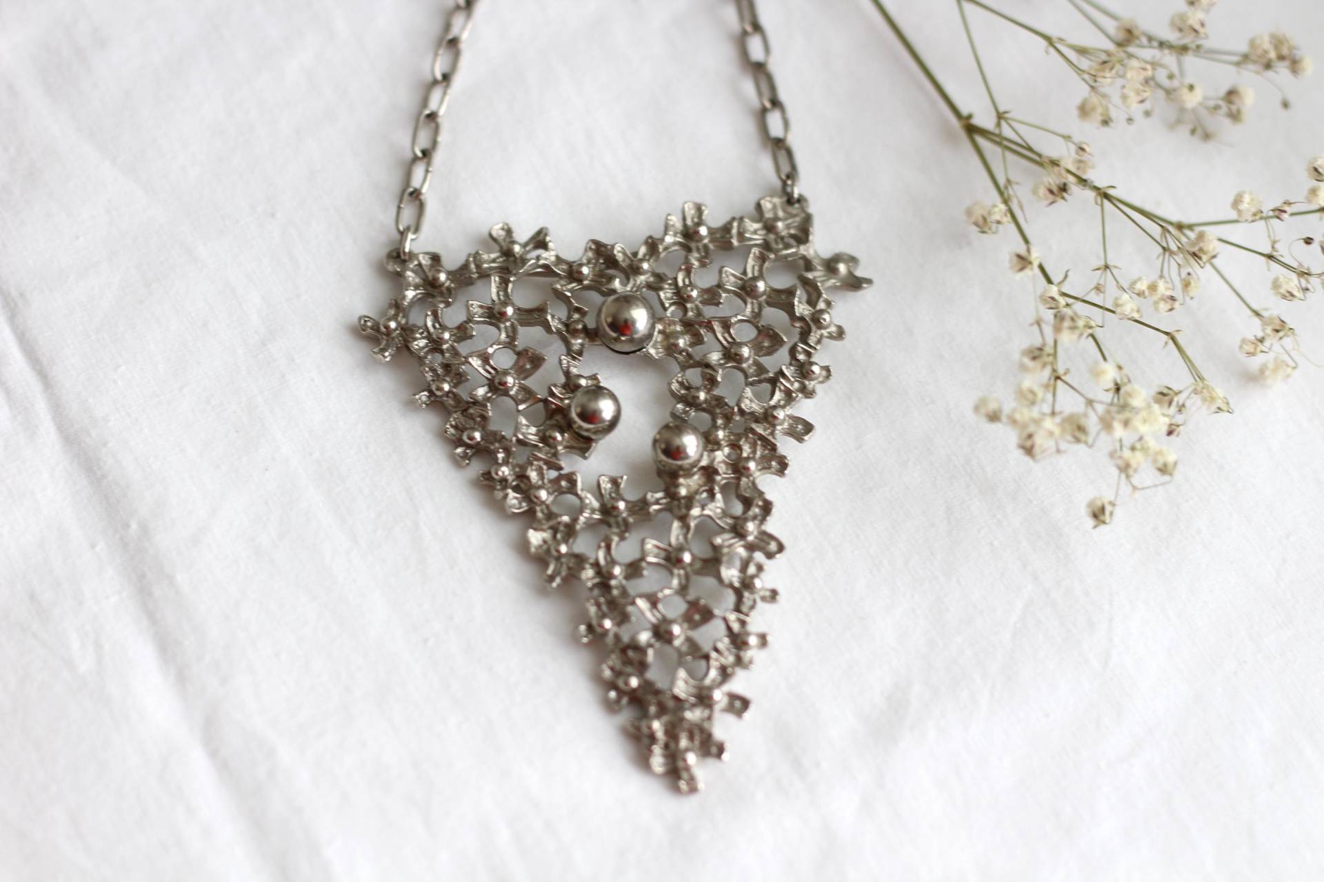 Silberfarbene Gliederkette Aus Metall Mit Großem Anhänger Silberfarbene Gliederkette Aus Metall Mit Großem Anhänger von petitebijouterie