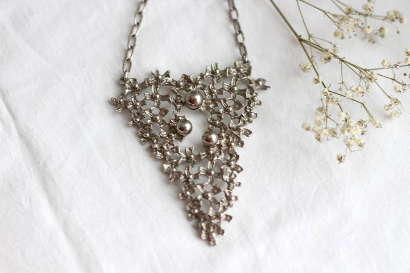Silberfarbene Gliederkette Aus Metall Mit Großem Anhänger Silberfarbene Gliederkette Aus Metall Mit Großem Anhänger von petitebijouterie