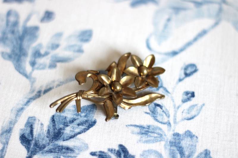 Vintage Blumenbrosche Mit Zwei Blumen, Messingbrosche 1960Er Jahre Skandinavien von petitebijouterie