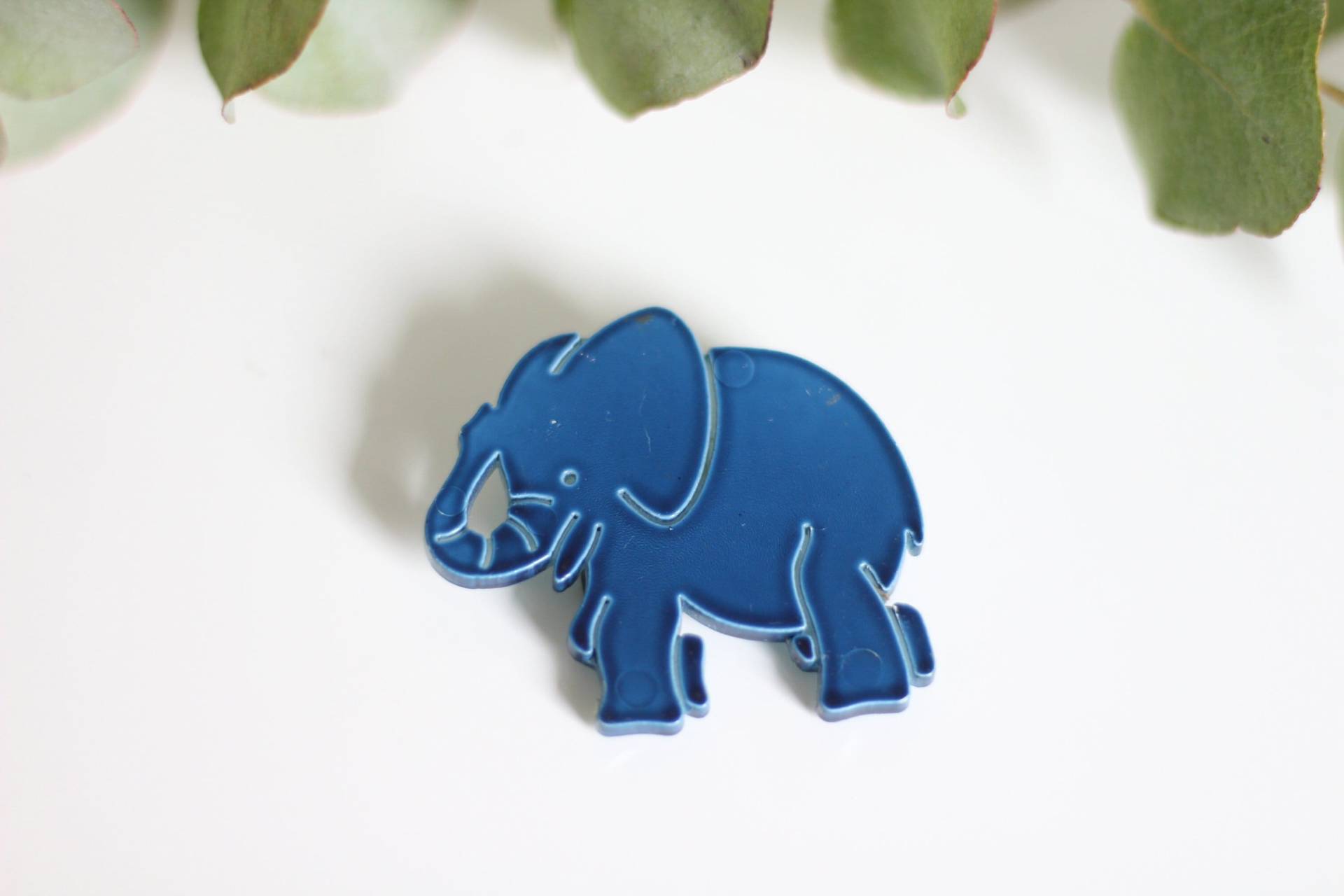 Vintage Brosche Blauer Elefant, Retro Kunststoff-Schmuck, 1980Er-Jahre Vintage Brosche Blauer Elefant, Retro Kunststoff-Schmuck, 1980Er-Jahre von petitebijouterie