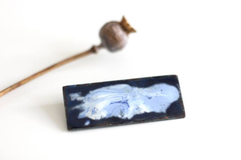 Vintage Emaille-Brosche Blau Marmoriert, 1950Er Jahre Schmuck Vintage Emaille-Brosche Blau Marmoriert, 1950Er Jahre Schmuck von petitebijouterie