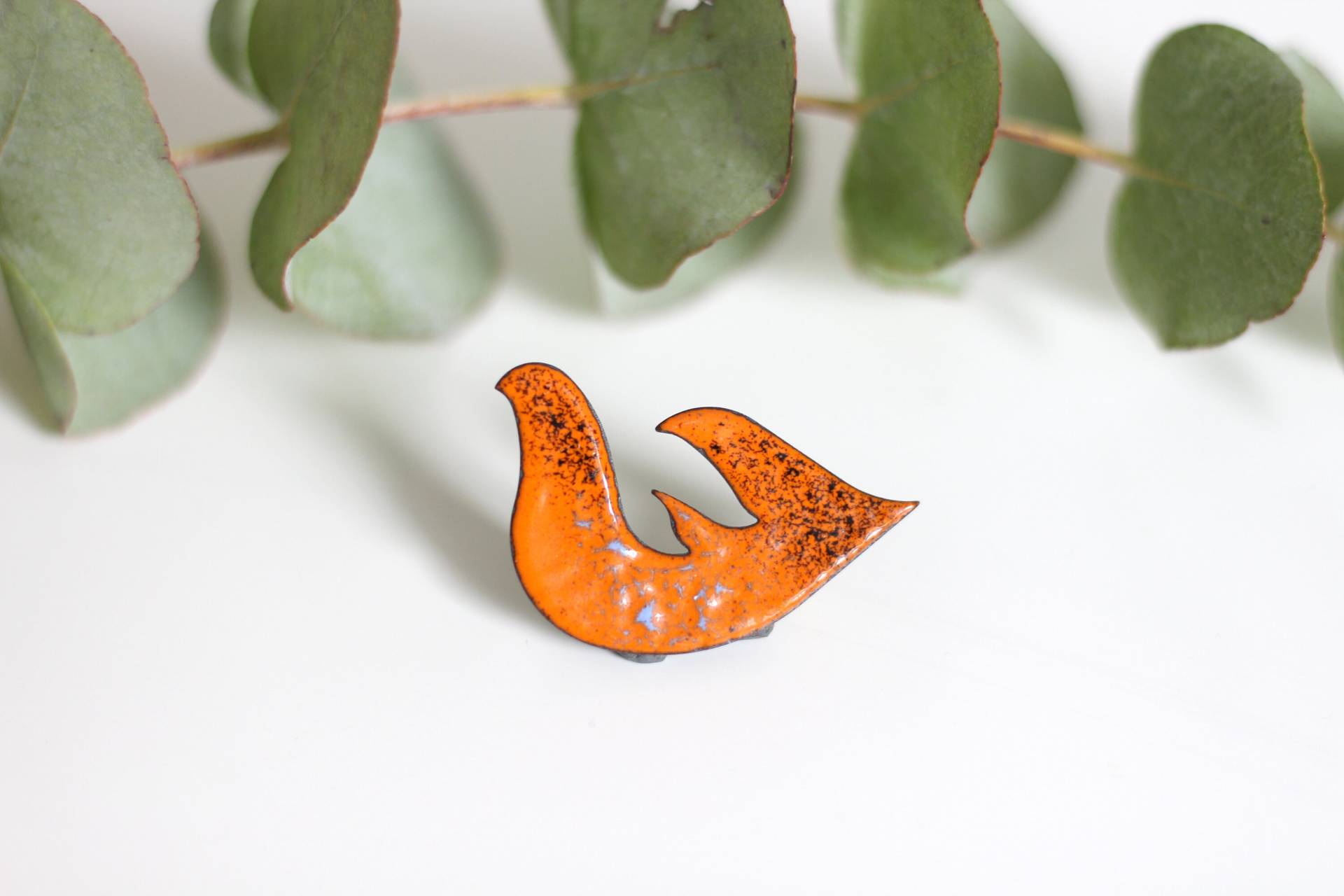 Vintage Emaille-Brosche Orange, Abstrakter Vogel Schwarz Gesprenkelt, 1970Er Jahre Schmuck Vintage Emaille-Brosche Orange, Abstrakter Vogel Schwarz Gesprenkelt, 1970Er Jahre Schmuck von petitebijouterie