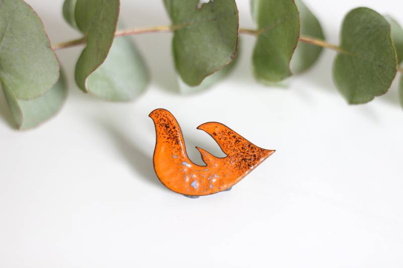 Vintage Emaille-Brosche Orange, Abstrakter Vogel Schwarz Gesprenkelt, 1970Er Jahre Schmuck Vintage Emaille-Brosche Orange, Abstrakter Vogel Schwarz Gesprenkelt, 1970Er Jahre Schmuck von petitebijouterie