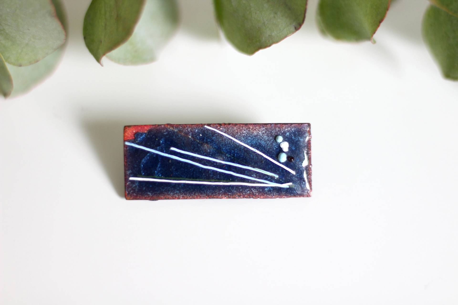 Vintage Emaille-Brosche Rechteck Blau Rot Mit Linien, 1950Er Jahre Schmuck Vintage Emaille-Brosche Rechteck Blau Rot Mit Linien, 1950Er Jahre Schmuck von petitebijouterie