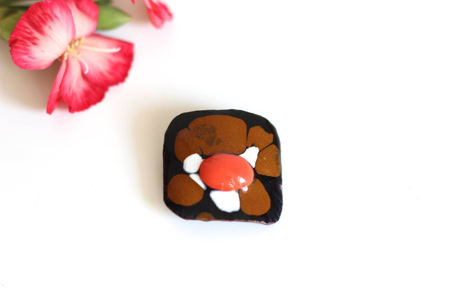 Vintage Emaille-Brosche Schwarz Mit Abstrakter Blume, 1960Er Jahre Schmuck Vintage Emaille-Brosche Schwarz Mit Abstrakter Blume, 1960Er Jahre Schmuck von petitebijouterie