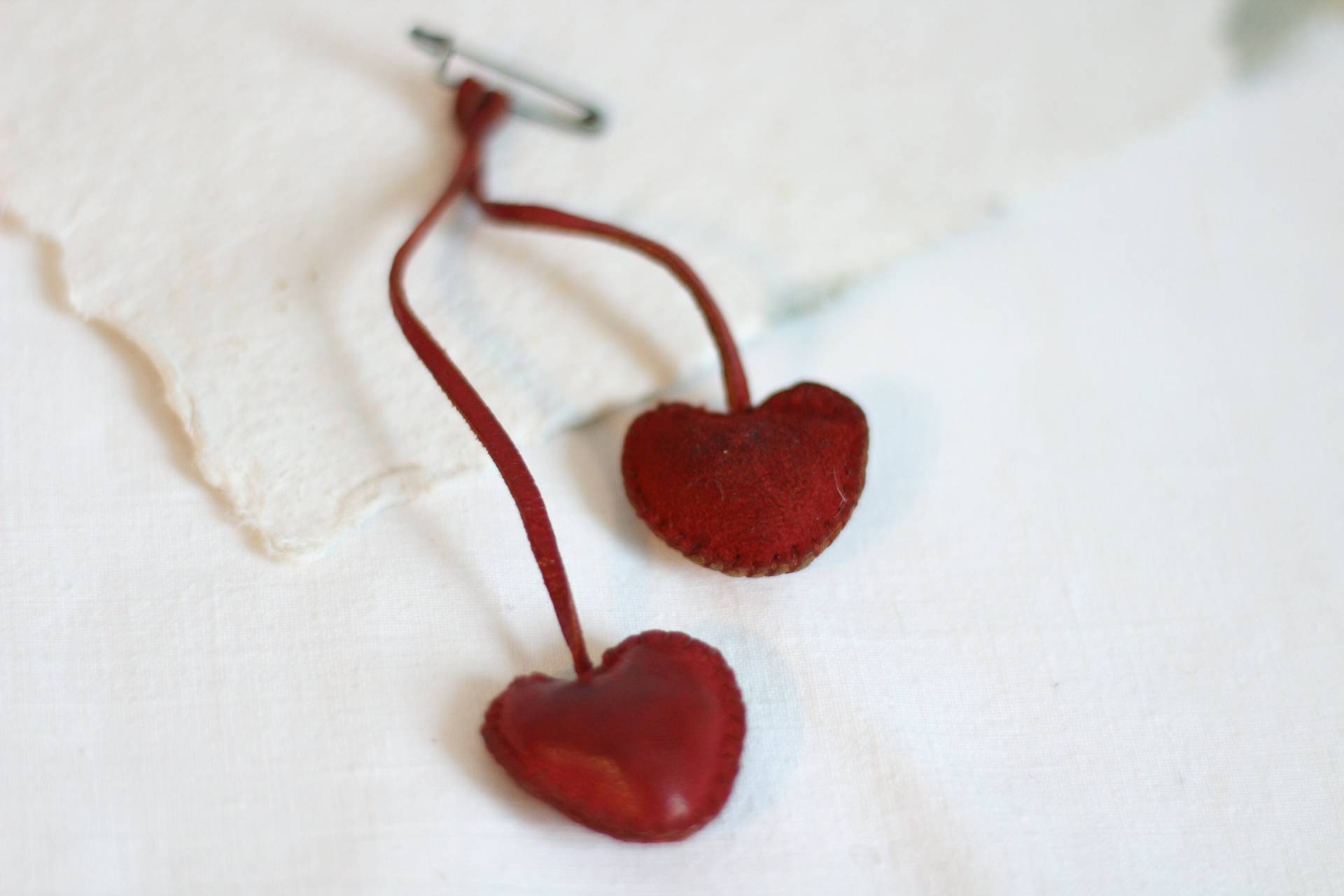 Vintage Herz-Brosche Rot Aus Leder, Roter Lederanhänger Für Taschen Vintage Herz-Brosche Rot Aus Leder, Roter Lederanhänger Für Taschen von petitebijouterie