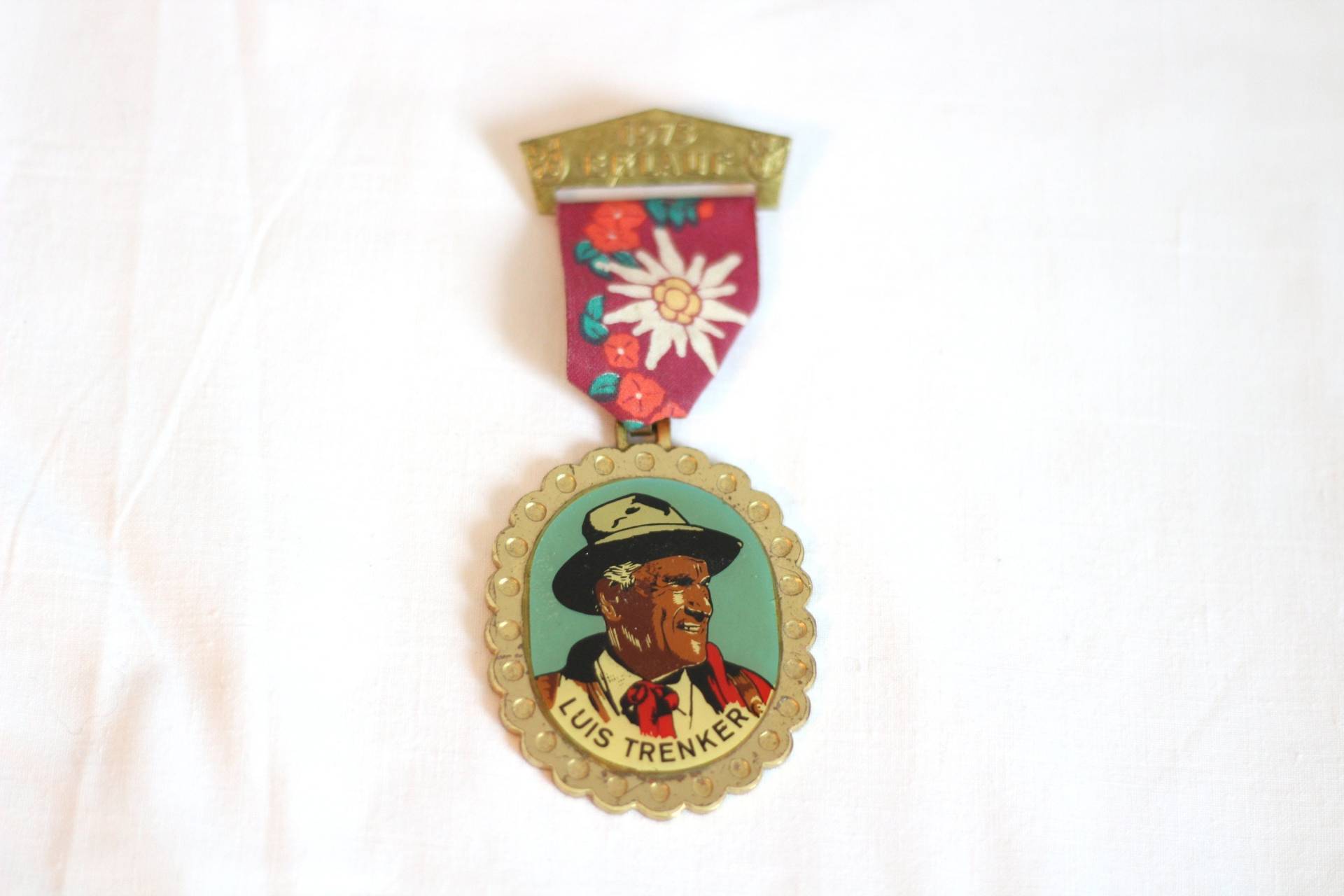 Vintage Luis Trenker Medaille, Bunte, Alpine Medaillen-Brosche Von 1973 Aus Erlauf Vintage Luis Trenker Medaille, Bunte, Alpine Medaillen-Brosche Von 1973 Aus Erlauf von petitebijouterie