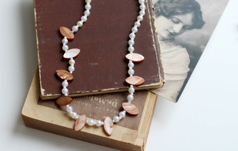 Vintage Perlenkette Mit Braunem Perlmutt von petitebijouterie