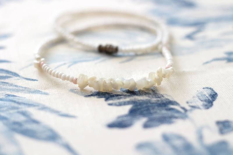 Zierliche Vintage Perlenkette Mit Weißen Korallen von petitebijouterie