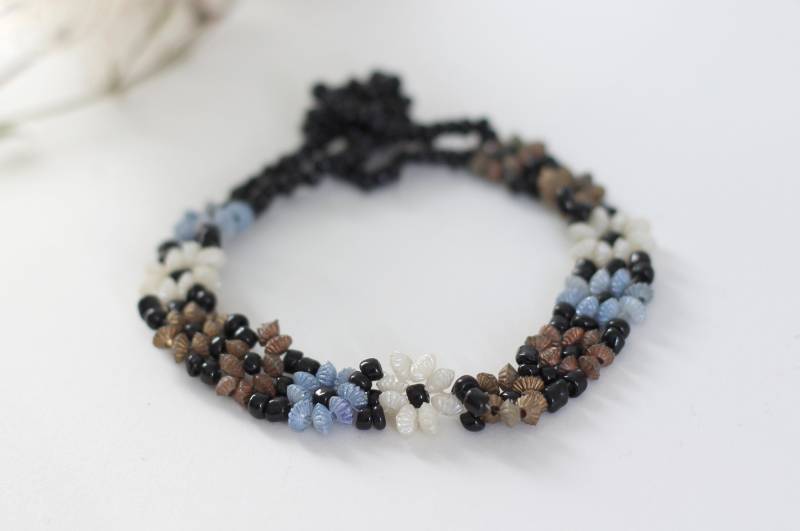 Zierliches, Geknüpftes Armband Aus Perlen Mit Kleinen Blumen in Weiß, Hellblau Und Braun von petitebijouterie