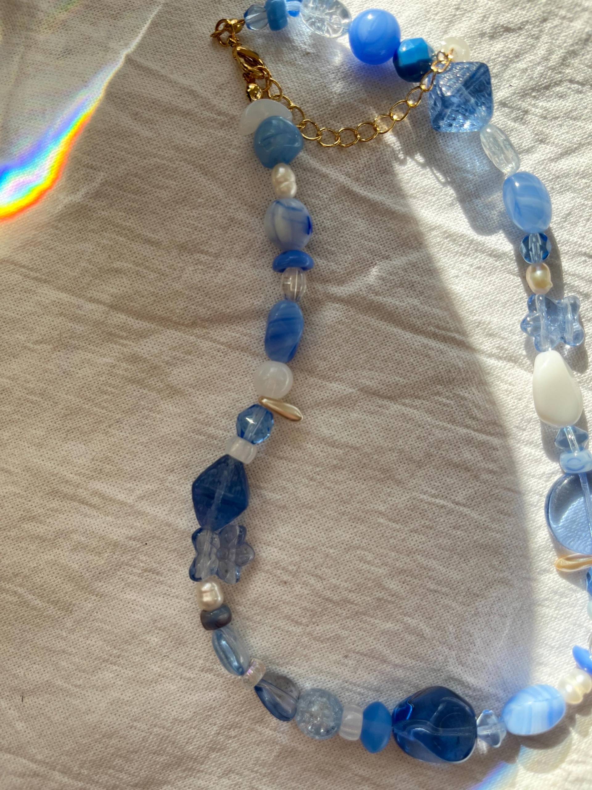 Handgemachte Perlenkette Aus Blauen, Weißen & Süßwasserperlen | Verschiedene Perlengrößen Und Perlenformen von petiteperledesign