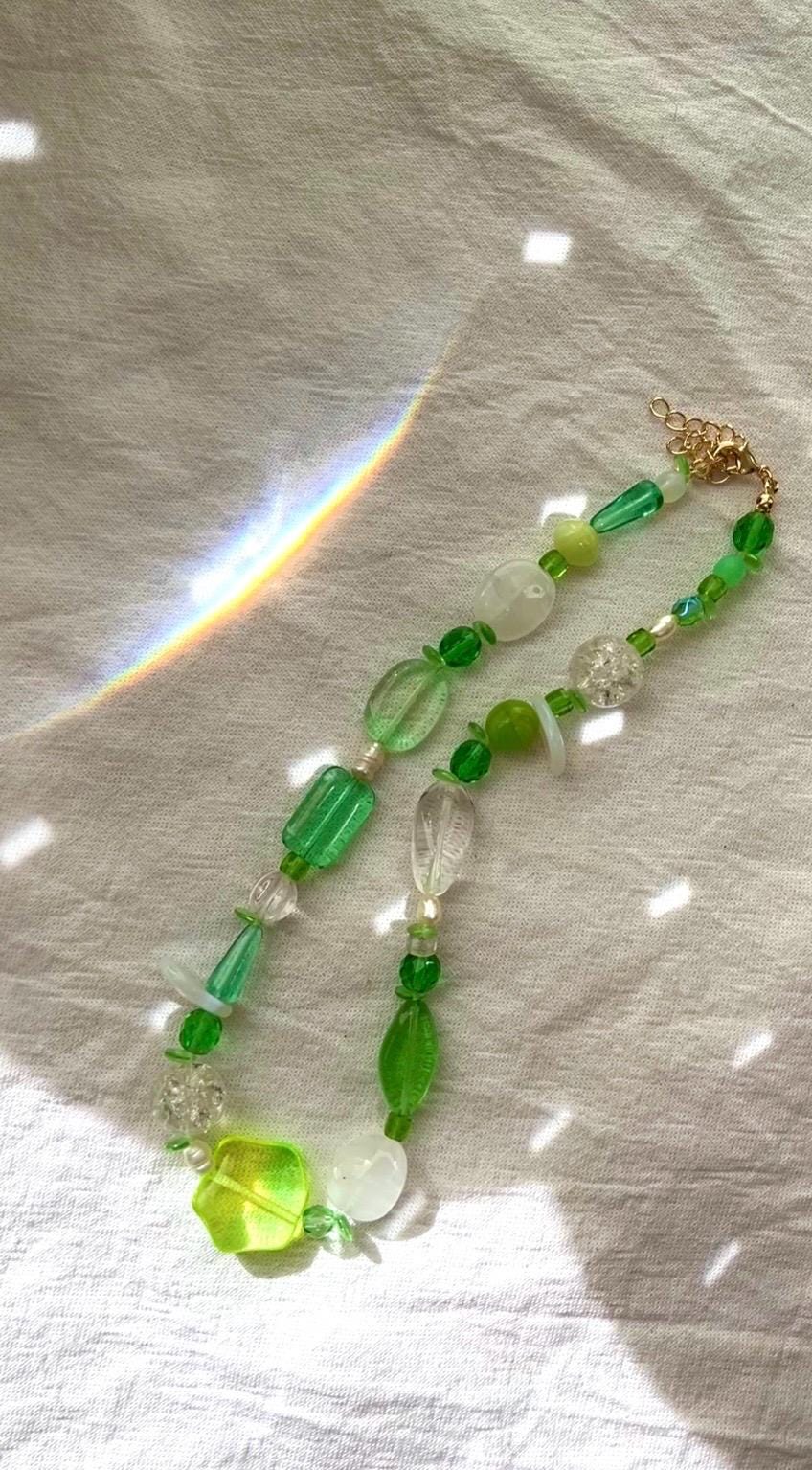 Handgemachte Perlenkette Aus Grünen, Weißen & Süßwasserperlen | Verschiedene Perlengrößen Und Perlenformen von petiteperledesign