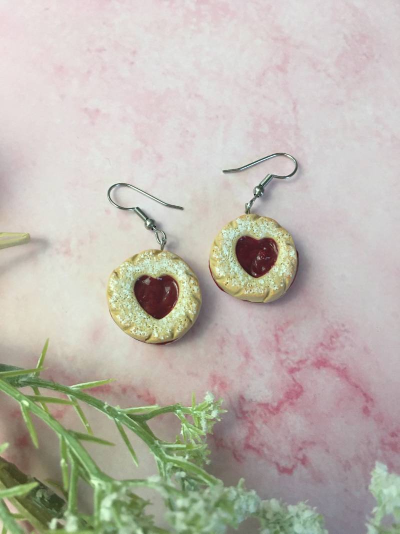 Marmeladen-Herz-Plätzchen-Ohrringe - Valentinstag Handgemachte Seltsame Einzigartige Neuheit Niedlicher Wunderlicher Miniaturlebensmittelschmuck von petitesserie