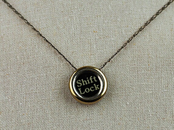 Schwarze Vintage Schreibmaschine Funktionstaste Halskette | Gold Oder Silber von petitev