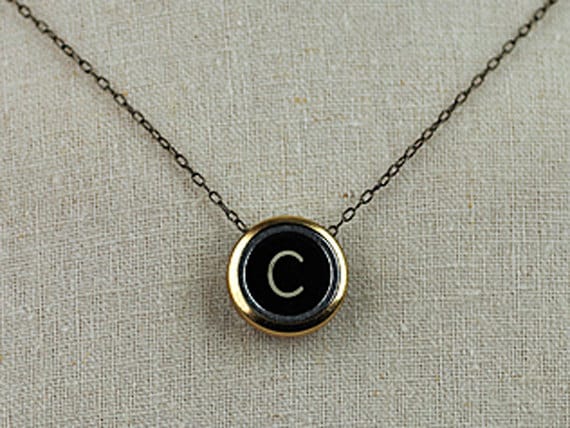 Schwarze Vintage Schreibmaschinentaste Initial Halskette | Gold von petitev