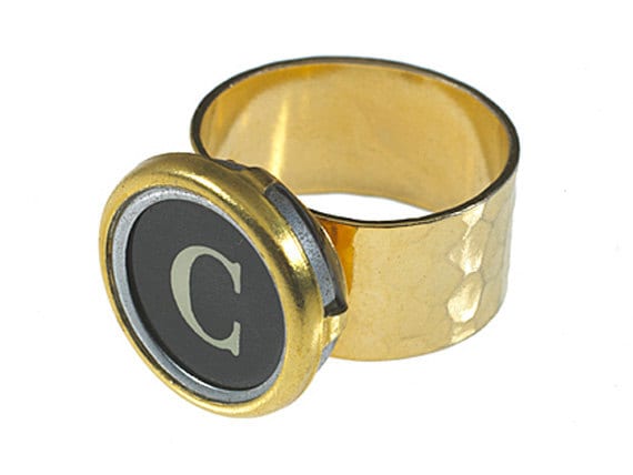 Vintage Schreibmaschinentaste Gehämmerter Initialring | Vergoldet von petitev