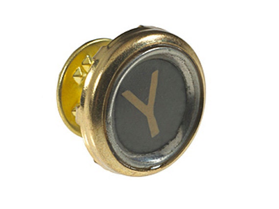 Vintage Schreibmaschinentaste Anstecknadel | Vergoldet von petitev