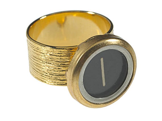 Vintage Schreibmaschinentaste Geätzter Anfangsring | Gold von petitev