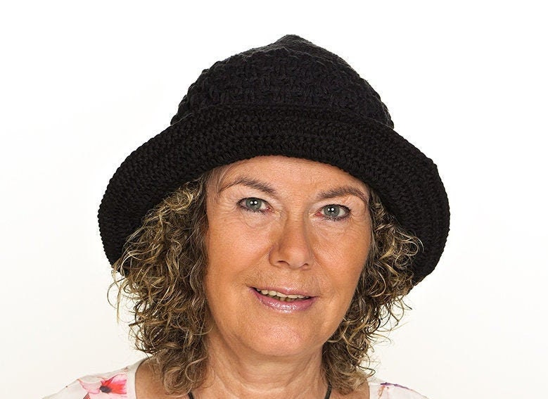 Häkelhut Mit Krempe in Schwarz von petrashandarbeiten
