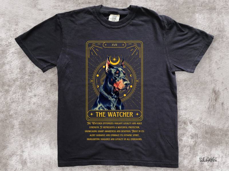 The Watcher - Dobermann Tarot Style Rasseportrait Shirt, Geschenk, T-Shirt, Besitzer, Hunde von petsters
