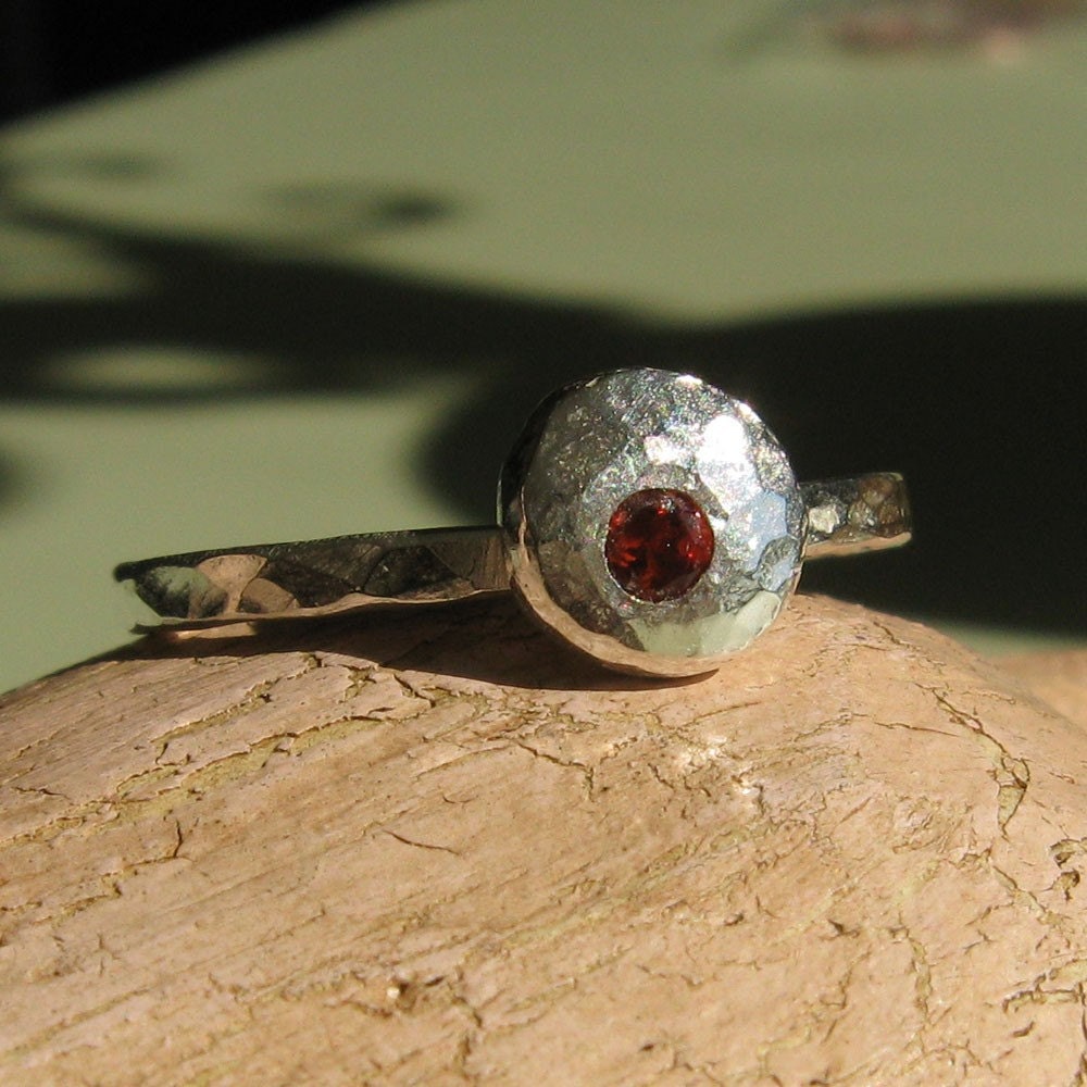 Stapeln Geburtsstein Ring Recyceltem Sterling Silber Blob-Ökologie Stapeln Geburtsstein Ring Recyceltem Sterling Silber Blob-Ökologie von phbeads