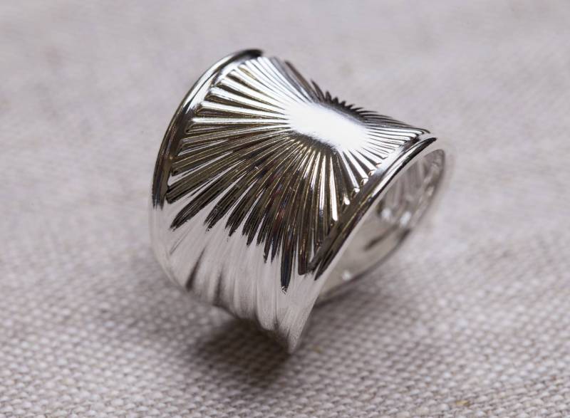 22-mm-Ring Aus Silbernem, Gefaltetem Aussehen in Maßgeschneiderten, 7, 5Grs, Gestempelten Schmuck 22-mm-Ring Aus Silbernem, Gefaltetem Aussehen in Maßgeschneiderten, 7, 5Grs, Gestempelten Schmuck von philippeandrejean