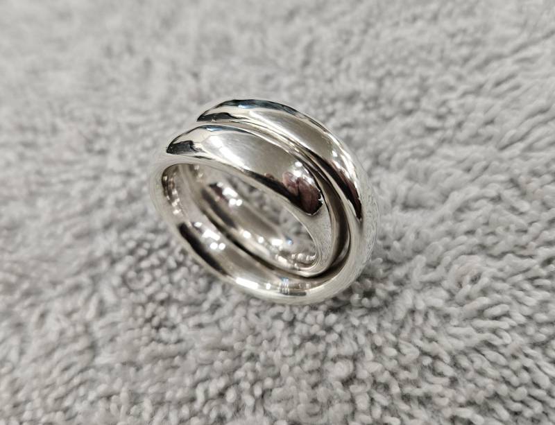 Maßgefertigter Breiter, Doppelt Überlappender Ring Aus Massivem Silber Maßgefertigter Breiter, Doppelt Überlappender Ring Aus Massivem Silber von philippeandrejean