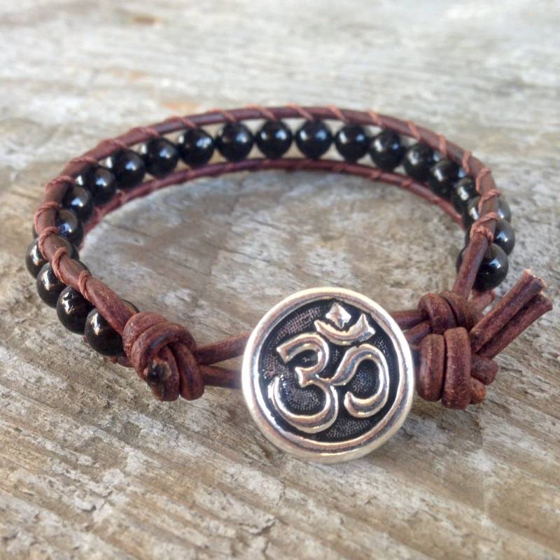 Schwarz Turmalin Om Perlen Leder Wickelarmband Für Wurzel Chakra Unisex Männer Frauen Handmade von philosophias
