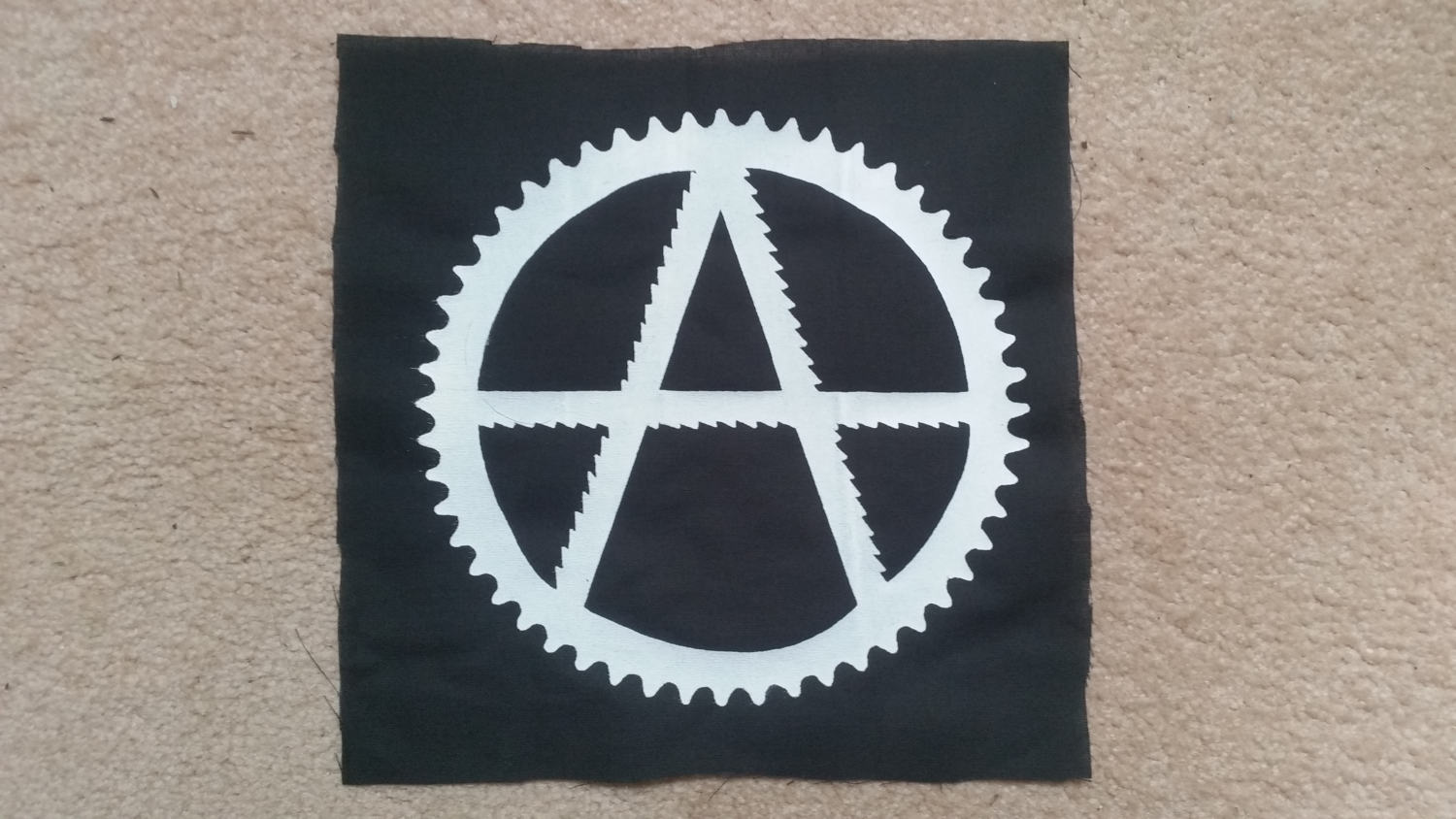 Anarchie-Patch - Anarchismus Rücken Patch Symbol Mit Sägeblättern Und Fahrrad Ritzel Groß Für Oder Tasche, Weiß Auf Schwarz, Anarchie Punk-Patch von phoenixcompost