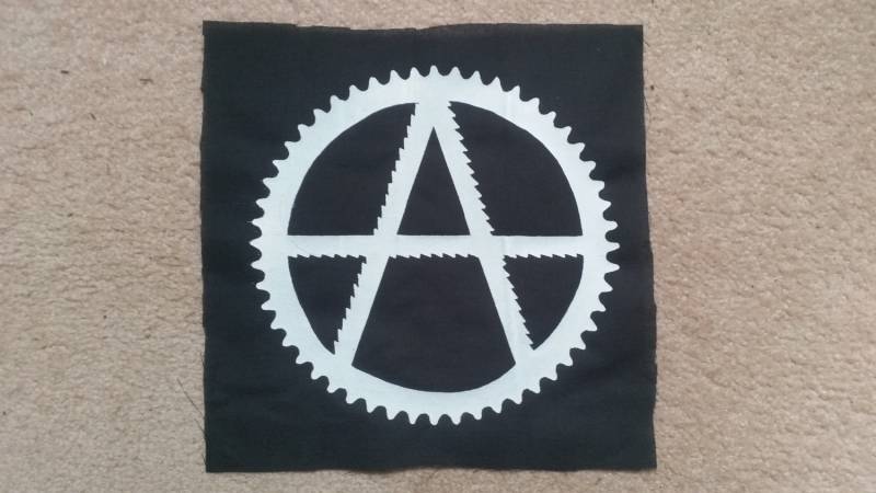 Anarchie-Patch - Anarchismus Rücken Patch Symbol Mit Sägeblättern Und Fahrrad Ritzel Groß Für Oder Tasche, Weiß Auf Schwarz, Anarchie Punk-Patch von phoenixcompost