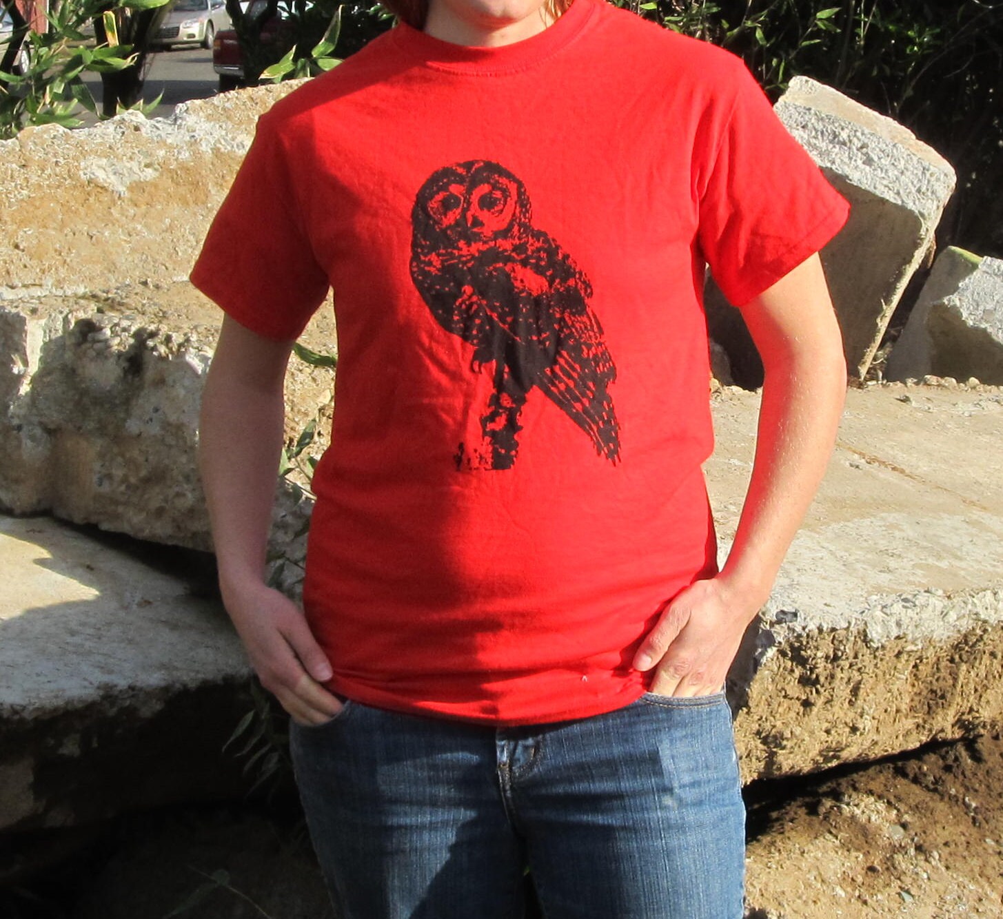 Eule Shirt - Northern Spotted Owl Auf Red Tshirt, Klein Silkscreen Screenprint Hoot Top Klug Cascadia Erde Erste Natur Süß von phoenixcompost