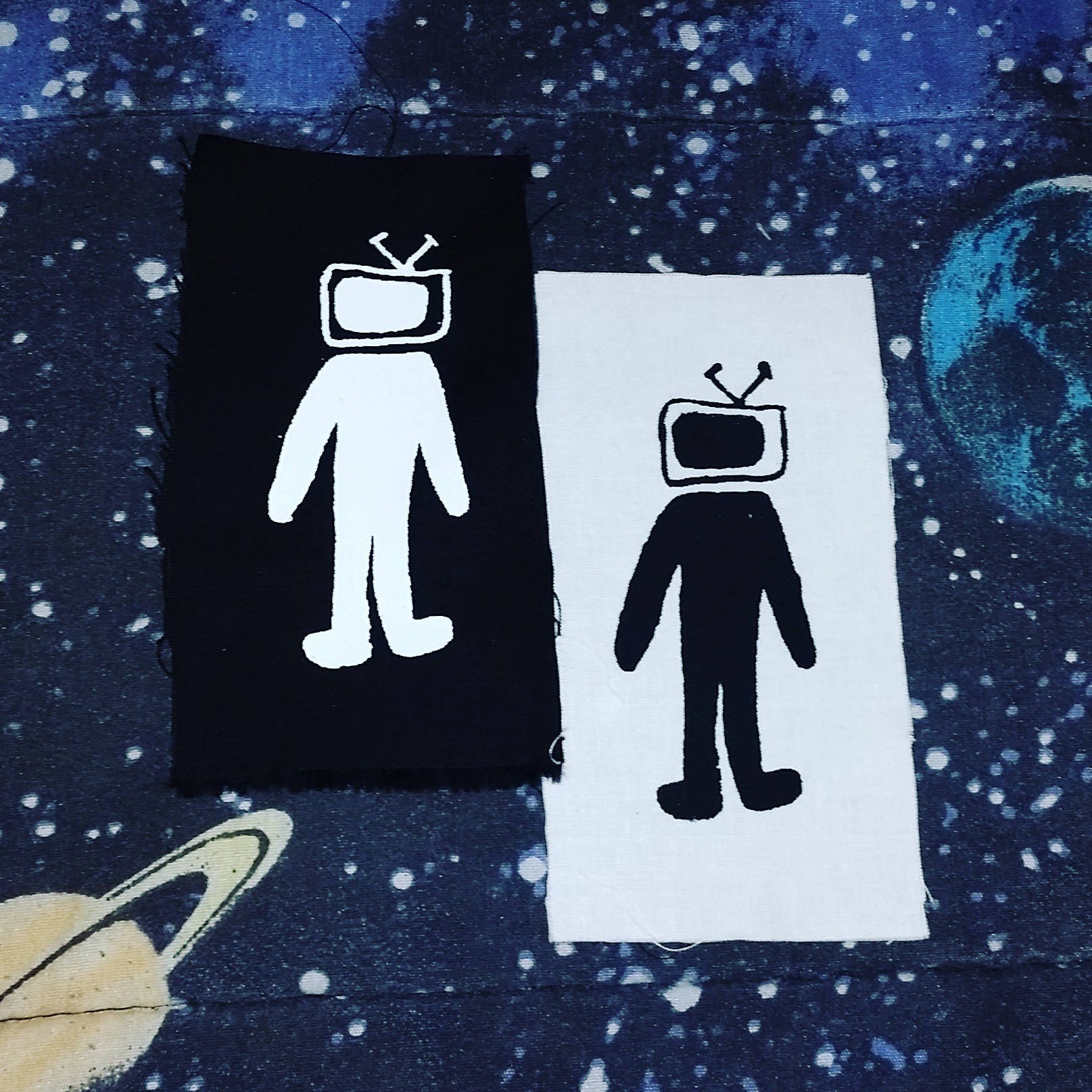 Tv Kopf Patch, Retro Tv-Patch, Strichmännchen, Medien Sucht, Punk Aufnäher, Schablone, Kunst, Siebdruck, Smartphone, Cyberpunk, Roboter von phoenixcompost