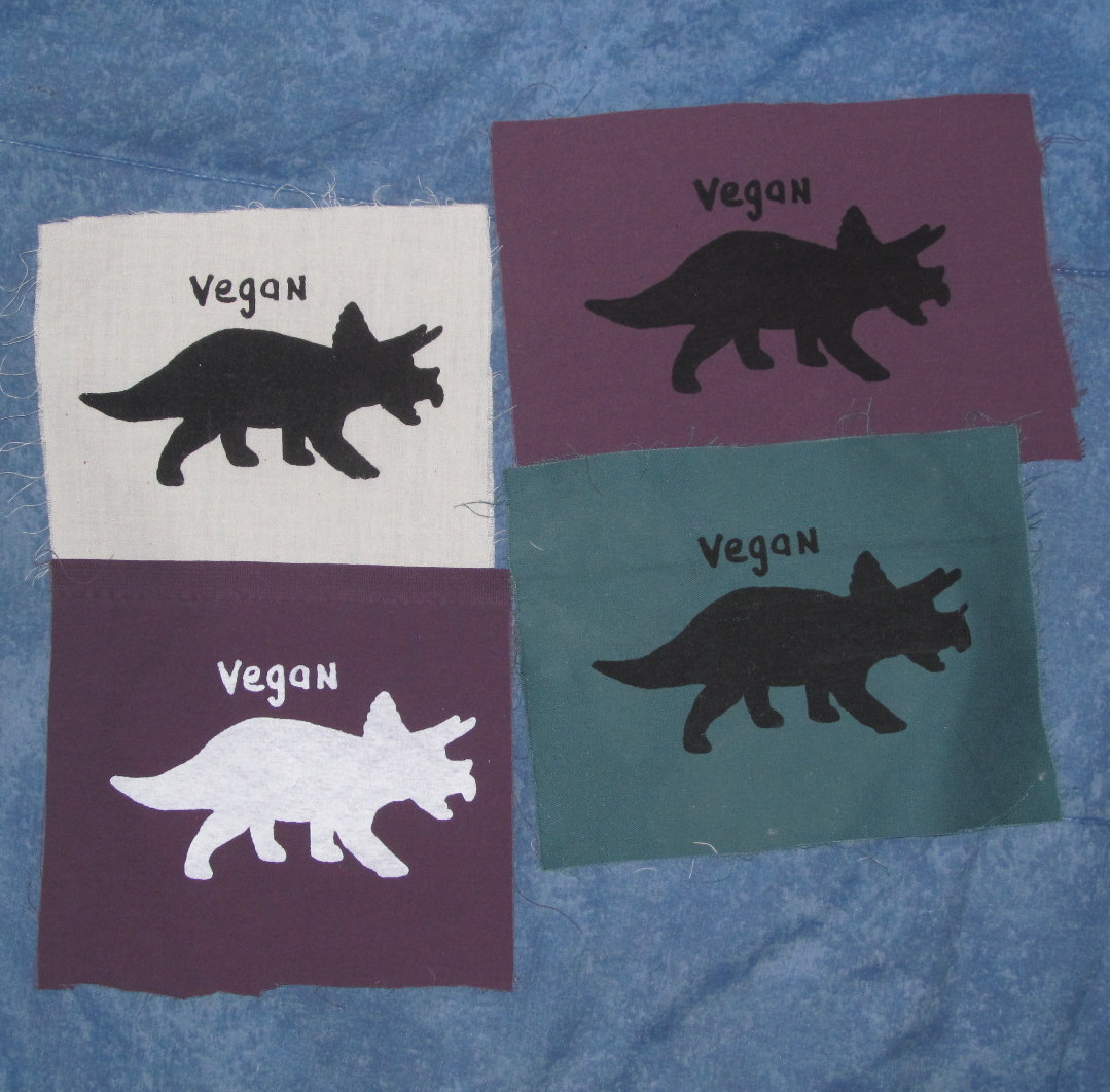 Vegane Patch Dinosaurier - Triceratops, Wählen Sie Farbe Schwarz Auf Lila, Grün, Weiß Pflanzenfresser Punk-Patches Freegan Rieseneidechse von phoenixcompost