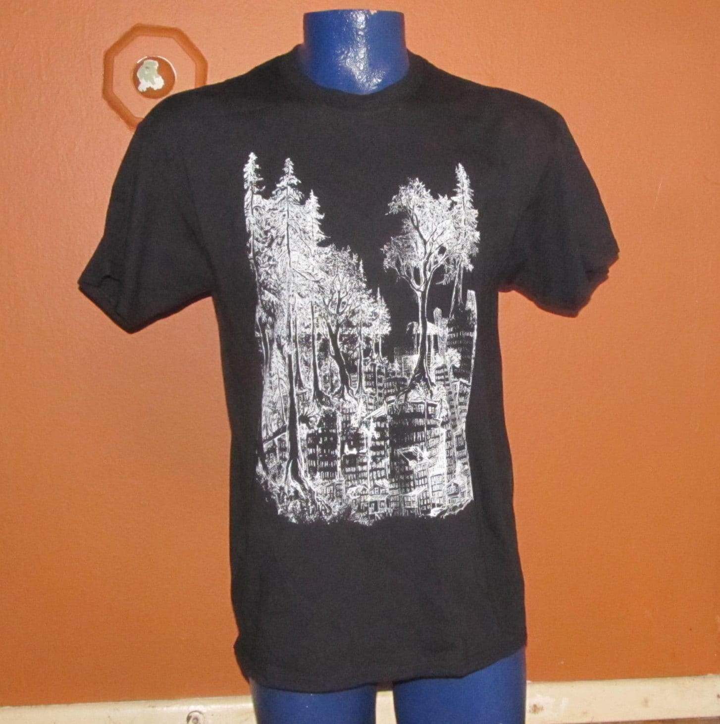 Wald Gewinnt Shirt, Medium - Weiß Auf Schwarz Natur Bäume Baum Erde Erste Grüne Anarchie Rewild Linie Kunst Zeichnung Punk Tshirt Metall von phoenixcompost