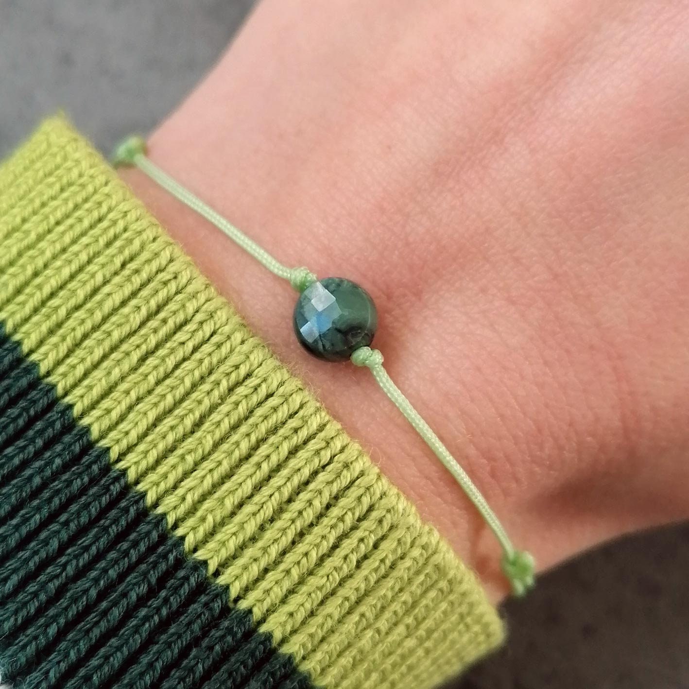 Grünes Armband Jaspis Grün | Schlichtes Edelsteinarmband Unisex Geschenk Für Frauen, Herren Harmonie Stein Schmuck Dunkelgrün Hellgrün Grünes Armband Jaspis Grün | Schlichtes Edelsteinarmband Unisex Geschenk Für Frauen, Herren Harmonie Stein Schmuck Dunkelgrün Hellgrün von pianorden