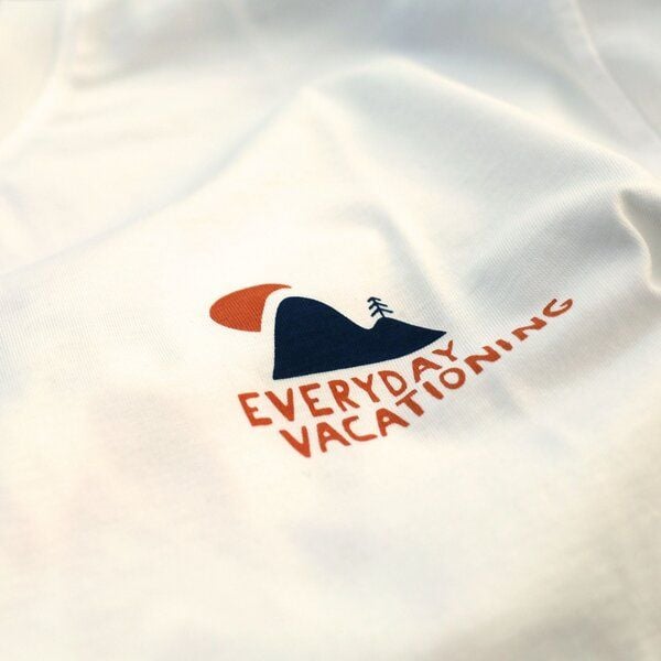 picea.earth Vacation Mode T-Shirt Weiß von picea.earth