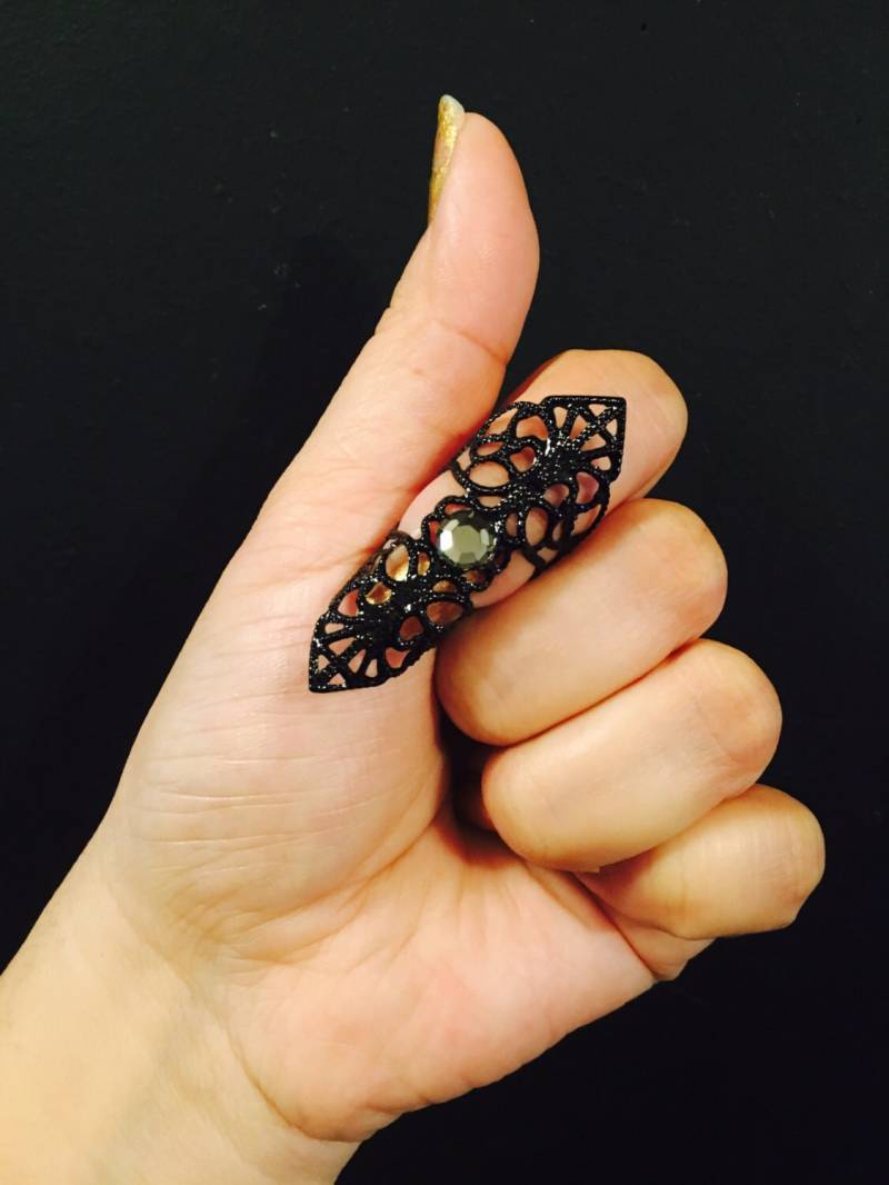 Doppelter Pfeilkrallenring Oder Nagelring, in Schwarzer Farbe Filigran Gefertigt Und Mit Schwarzen Swarovski Kristallen Verziert von pickapicka
