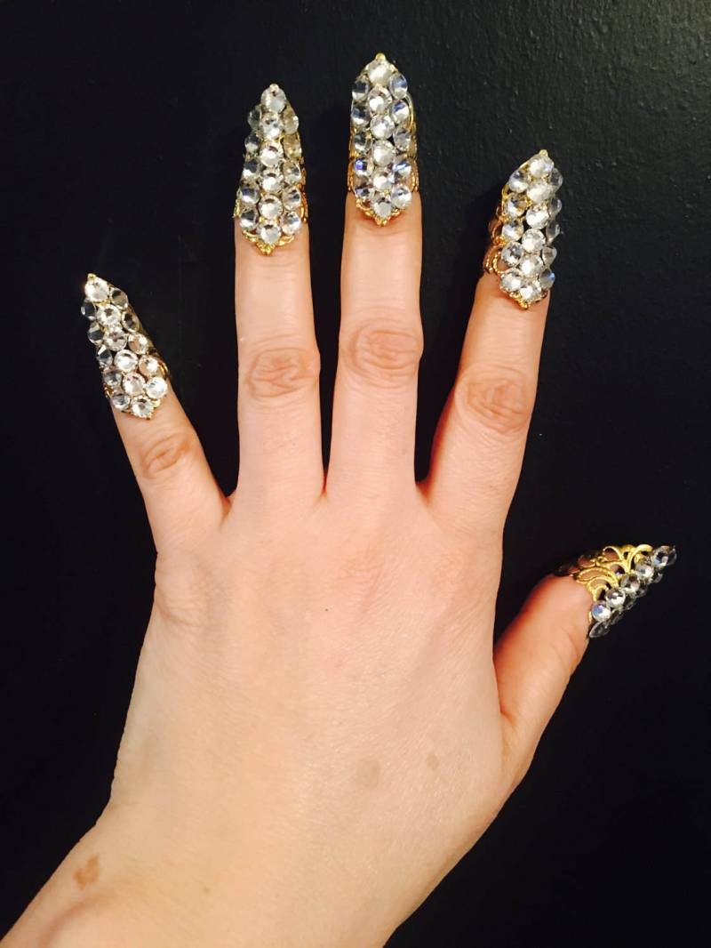 Kurze Kristall Nagel Wachen, Klaue Ringe Oder Fingerspitzen, Hergestellt in Goldfarbe Filigran Mit Klaren Kristallen, 5Er Set. Sie Sind Beträchtlich von pickapicka