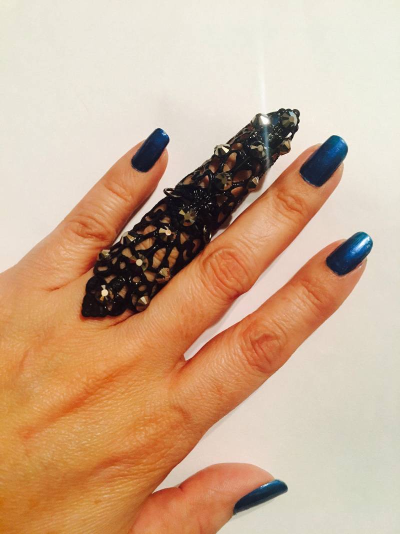 Nagel Wache, Volle Fingerring, Rüstung Ring, Schwarze Farbe Filigrane, Geschmückt Mit Hämatit Kristalle Zu Schützen Ist Es Beträchtliche von pickapicka