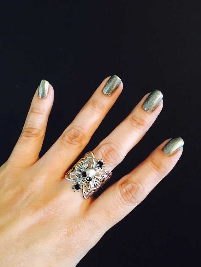 Totenkopf Ring Aus Filigranem Silbernen Metall Und Schwarzen Swarovski Kristallen von pickapicka