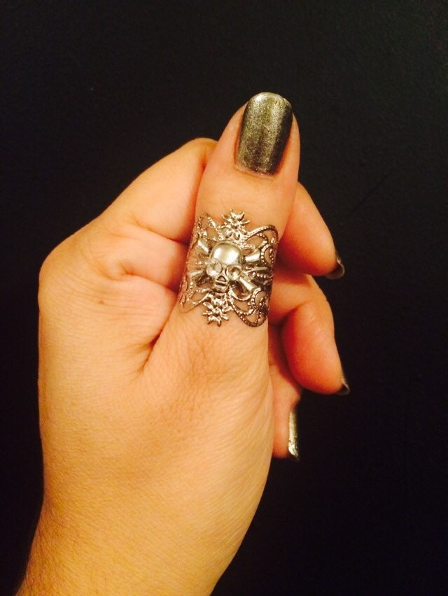 Totenkopf Ring, Kristall Crossbone Skull Gothic Silberfarbe Filigrane Metall Und Klare Swarovski Kristalle von pickapicka