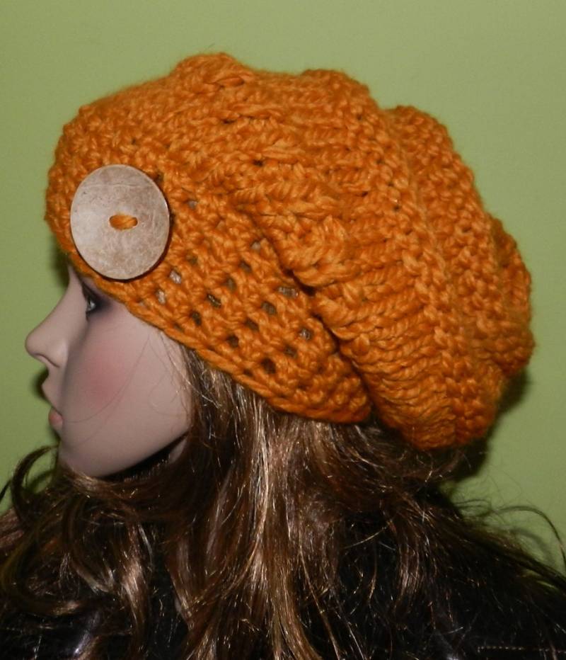 Ausverkauf Grobstrick Slouchy Beanie, Gestrickte Boho Mütze, Hipster Mütze Für Teenager/Frauen, Trendy in Honig Mit Eco Button An Der Seite von picoloknitting