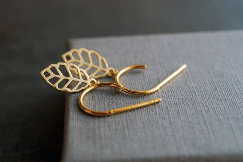 Blatt-Ohrringe . Zarte Gold-Creolen-stecker Mit Feinen Blatt-Anhängern/Geburtstagsgeschenke von picturing