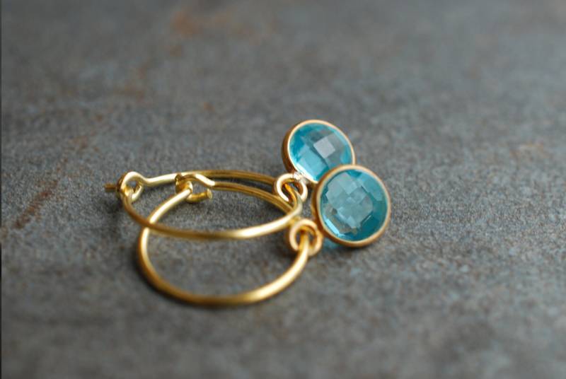 Geburtsstein-Creolen Blauer Topas/Dezember Geburtstagsgeschenke Facettierte Edelsteinohrringe . Vergoldetes Sterlingsilber von picturing